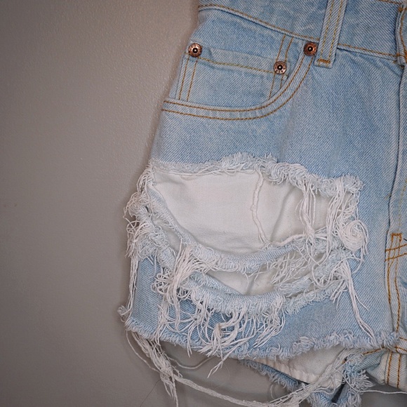 Distressed light Wash Levi's - Picture 3 of 6